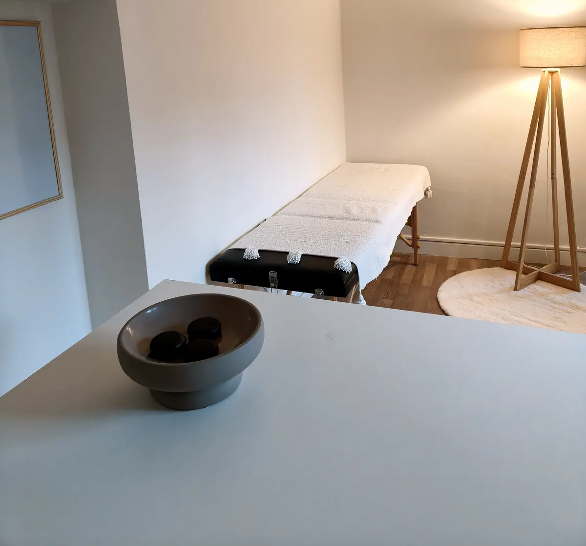 Un bol d'aimants posé sur la table, la table de séance en arrière-plan