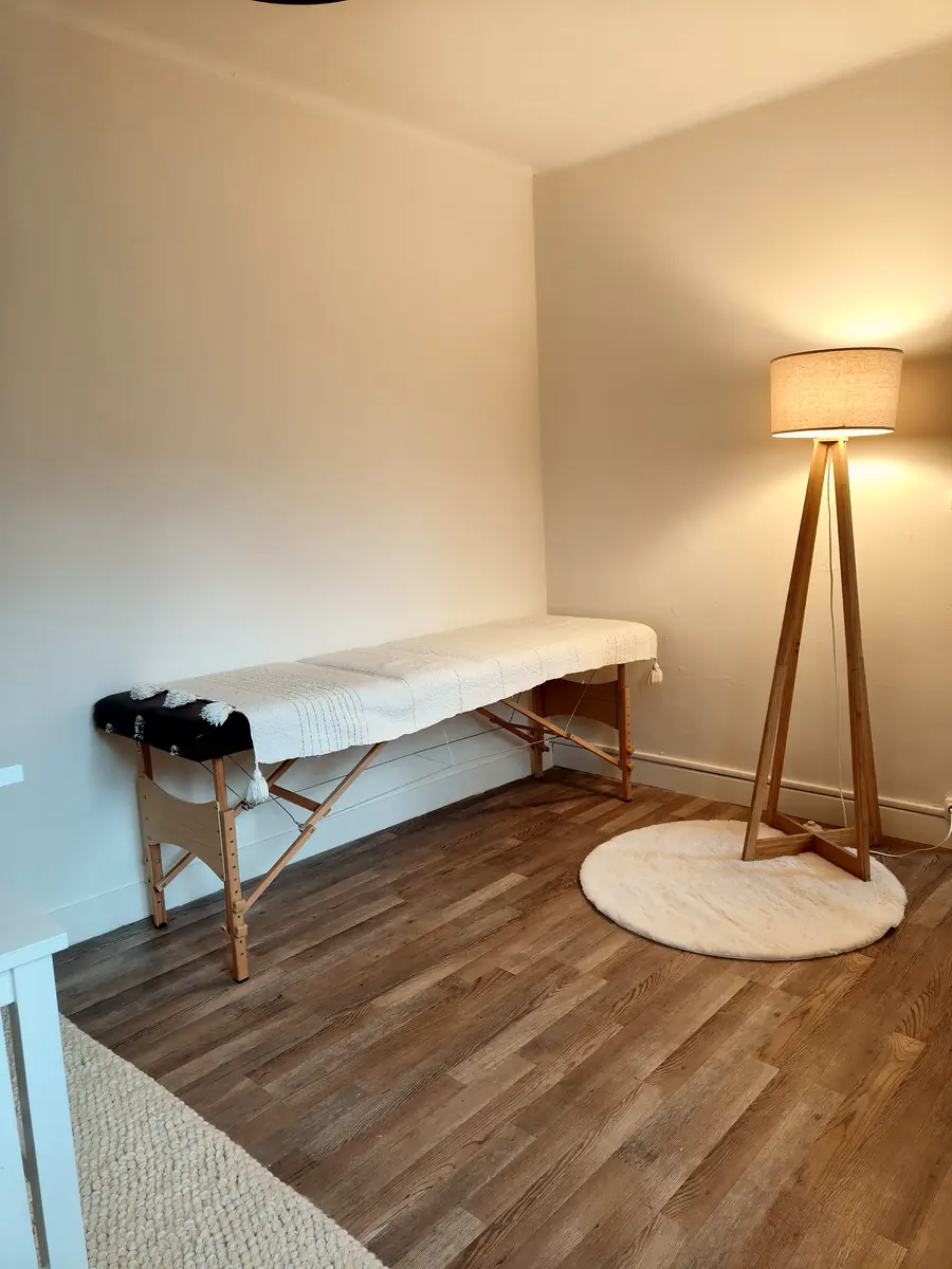 La table de séance et le lampadaire du cabinet de Châteauneuf-sur-Loire